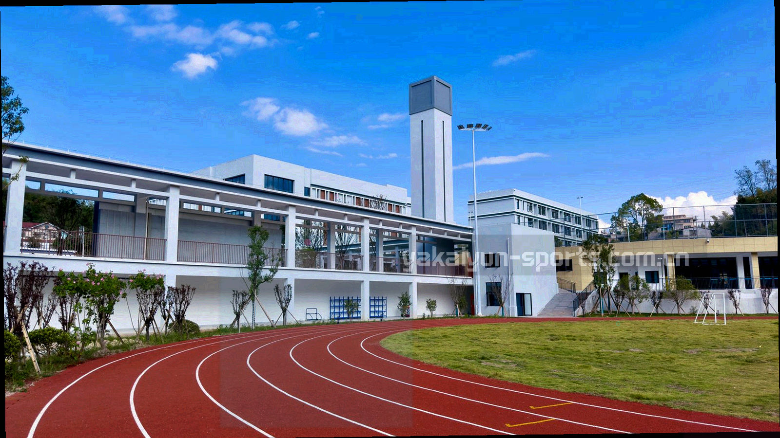 笔记本、平板与手机同屏展示同一深色赛程界面，界面以青蓝数据条和橙色重点标记区分